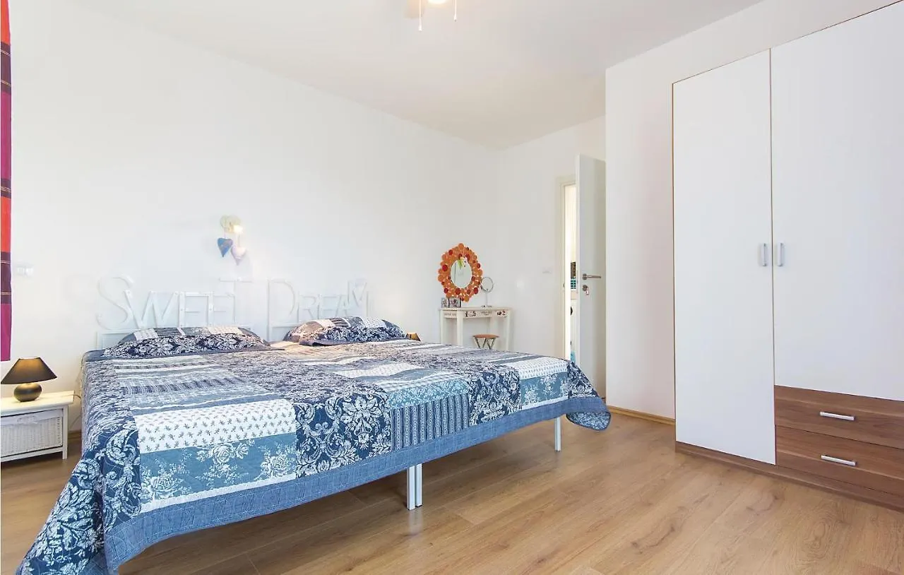 5 Bedroom Amazing Home In Medulin 0*,